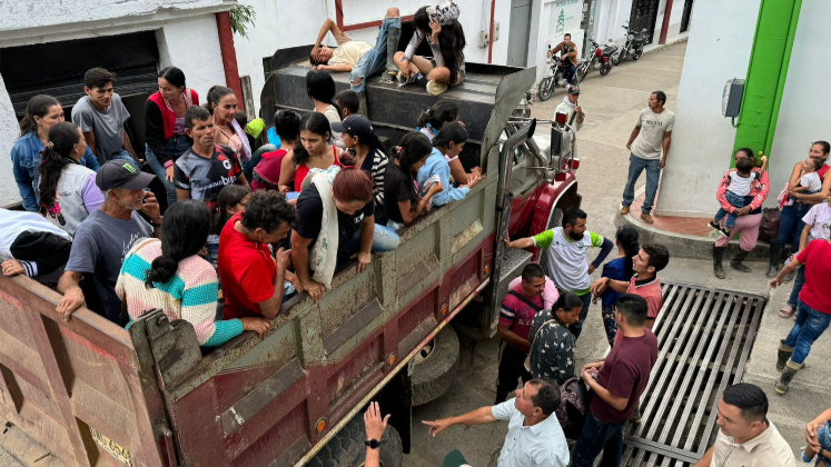 Las personas huyen cómo pueden de los diferentes territorios del  Catatumbo.