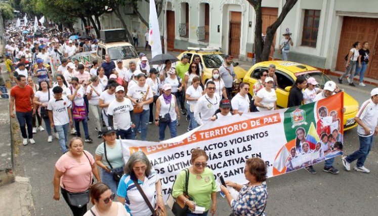 Los docentes piden que las escuelas no queden en medio del conflicto armado y que se respete el derecho a la educación. /Foto: Stefany Peñaloza / La Opinión 