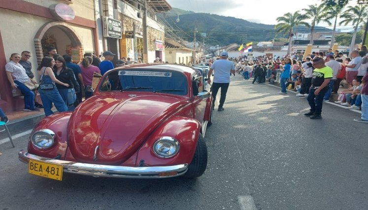 Para mantener vivas las tradiciones se llevó a cabo el desfile de autos antiguos y clásicos en Ocaña./ Foto: Cortesía