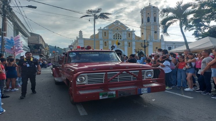 Para mantener vivas las tradiciones se llevó a cabo el desfile de autos antiguos y clásicos en Ocaña./ Foto: Cortesía