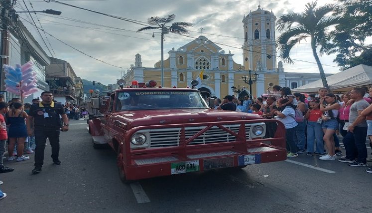 Para mantener vivas las tradiciones se llevó a cabo el desfile de autos antiguos y clásicos en Ocaña./ Foto: Cortesía