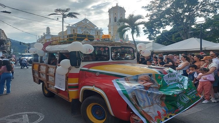 Para mantener vivas las tradiciones se llevó a cabo el desfile de autos antiguos y clásicos en Ocaña./ Foto: Cortesía