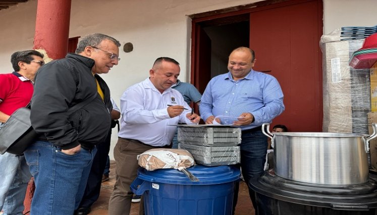 La administración local entrega dotación a los restaurantes escolares.