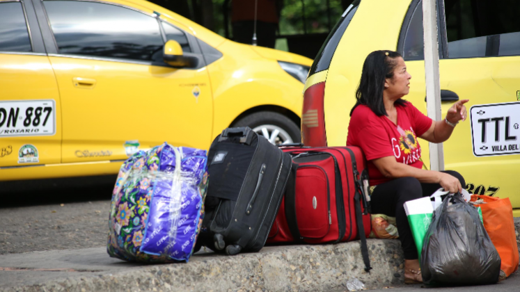 Venezolanos cargados con malestas han esado cruzando la frontera los últimos días aunque todavía no se tipifican como migrantes.