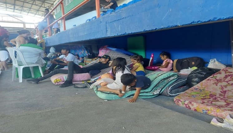 Joven madre vive una odisea en la zona del Catatumbo con su pequeña hija en brazos.