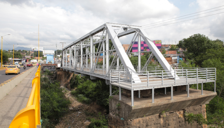 El Puente San Luis es una obra de ingeniería traída a la ciudad a finales del siglo XIX, que según Pro Cúcuta tiene un potencial turístico importante para Cúcuta. 