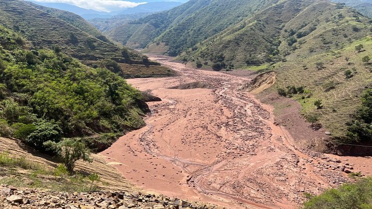 Moradores de El Tarrita, esperan estudios y diseños para la solución definitiva a la emergencia vial.