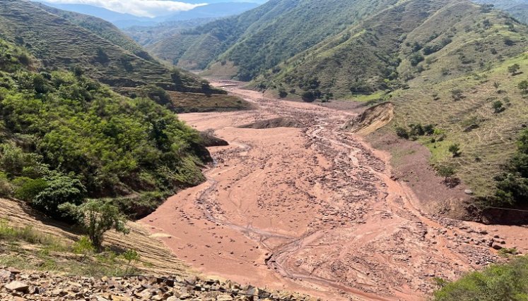 Moradores de El Tarrita, esperan estudios y diseños para la solución definitiva a la emergencia vial.