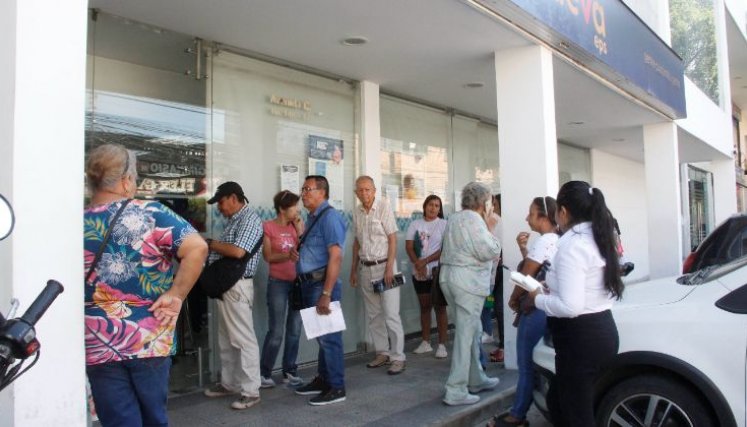 Usuarios de Nueva Eps haciendo cola para reclamar medicamentos/Foto Stefany Peñaloza/La Opinión