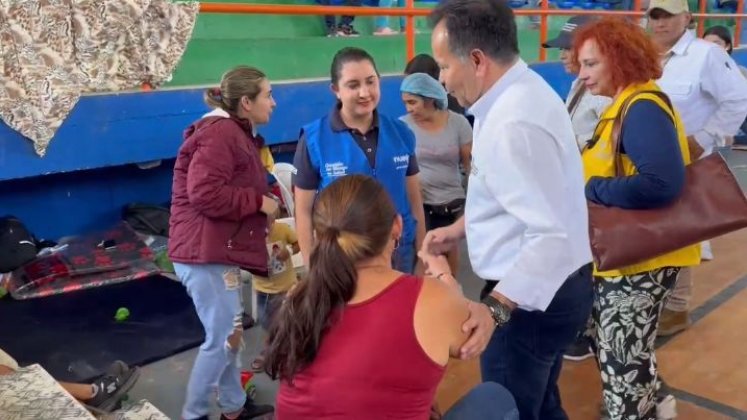 El gobernador William Villamizar dialoga aquí con una familia desplazada/Foto cortesía