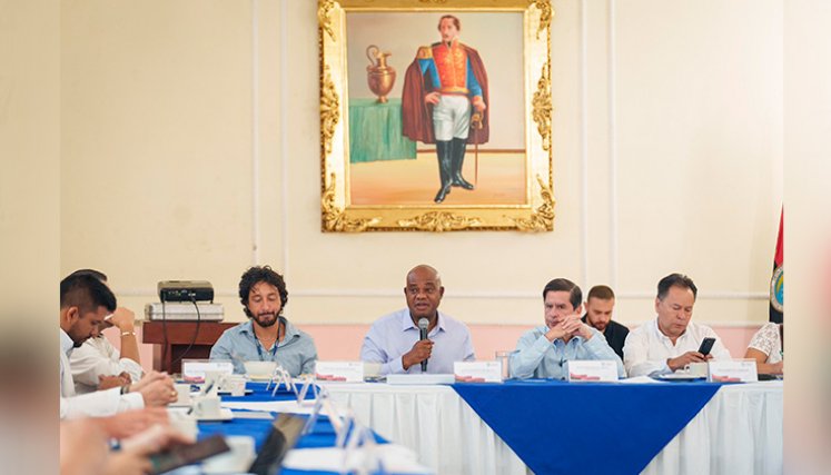 El canciller Luis Gilberto Murillo y el ministro del Interior, Juan Fernando Cristo, con los gremios. / Foto Cortesía Cancillería