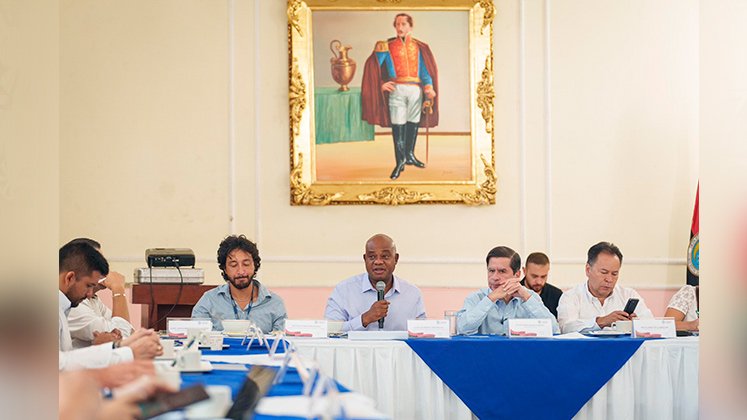 El canciller Luis Gilberto Murillo y el ministro del Interior, Juan Fernando Cristo, con los gremios. / Foto Cortesía Cancillería