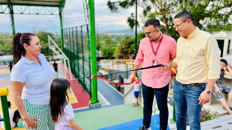 El alcalde Jorge Acevedo entrega a la comunidad uno de los parques/Foto cortesía