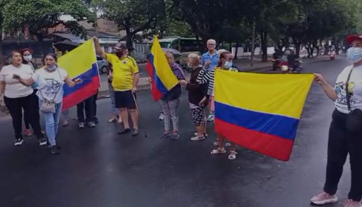 Vecinos del barrio Los Próceres protestas en la avenida Los Liertadores.