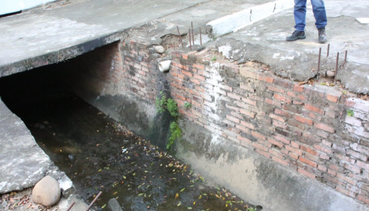 canal en Los Próceres, desprendiendo olores pestilentes. 