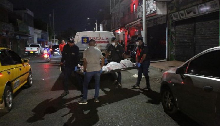 Sobre las 7:44 de la noche funcionarios del CTI procedieron a realizar el levantamiento del cuerpo. 