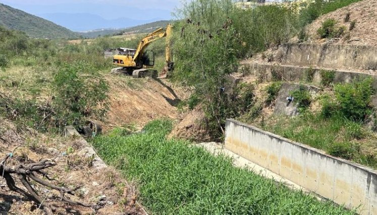 Por medio de maquinaria amarrilla se están ejecutando las intervenciones en los canales de aguas lluvias. / Foto: Cortesía 