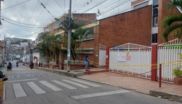 Estudiantes bloquean la entrada del Instituto Técnico Comercial Alfonso López de Ocaña.