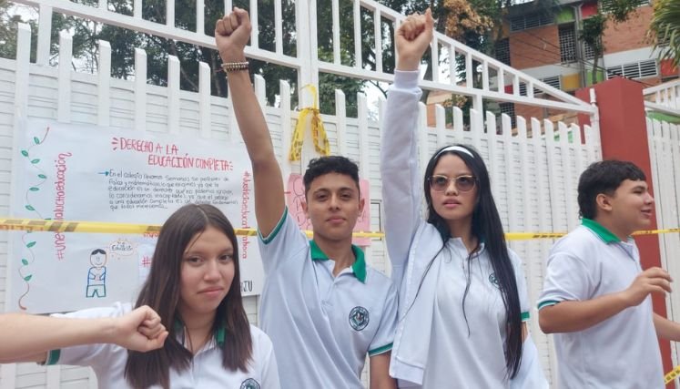 Estudiantes bloquean la entrada del Instituto Técnico Comercial Alfonso López de Ocaña.