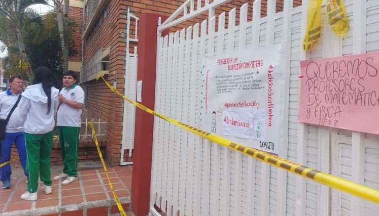 Estudiantes bloquean la entrada del Instituto Técnico Comercial Alfonso López de Ocaña.