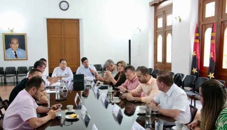 La comisión accidental del Senado, presidida por el senador Juan Carlos García Gómez, se reunió ayer con el gobernador William Villamizar, para analizar los planes del Gobierno en favor del Catatumbo.  / Foto cortesía 