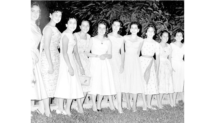 En esta fotografía que data de la década del 60 en una reunión social podemos ver a: Yamile Abrahim, María Eugenia Bustos, Beatriz Mendoza, Elvirita Luzardo M., Marta Serrano, Doloritas Parra, Mariela Fossi, Leonor Mendoza, “Mimí” Rivas y Margarita Mendoza. /Foto: Archivo La Opinión