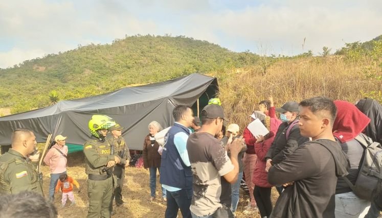 Desplazados de la violencia invaden predios de la Normal Superior de Ocaña.