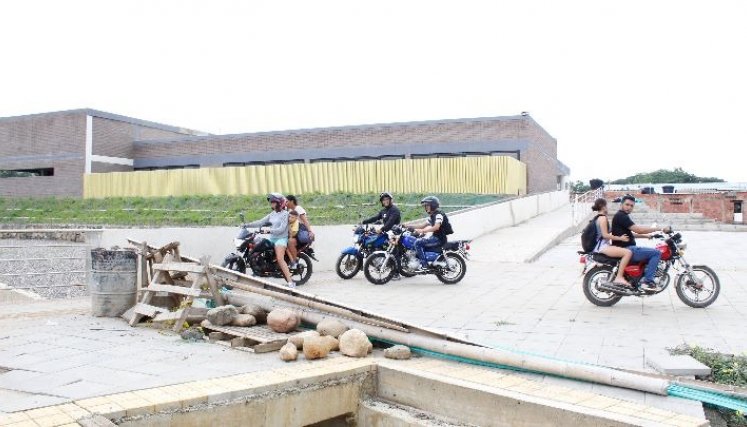 En Los Estoraques las motocicletas son los vehículos que pueden acceder a la vía que comunica a Los Olivos y El Progreso. / Foto: Stefany Peñaloza.