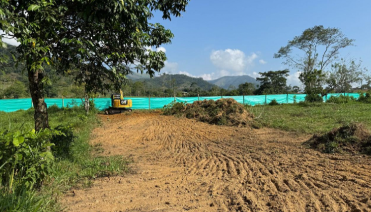 Inició movimiento de tierra para la construcción de centros de atención social para niños y adultos mayores.