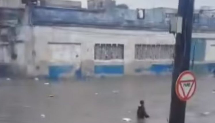 Niño-Alcantarilla-Cuba
