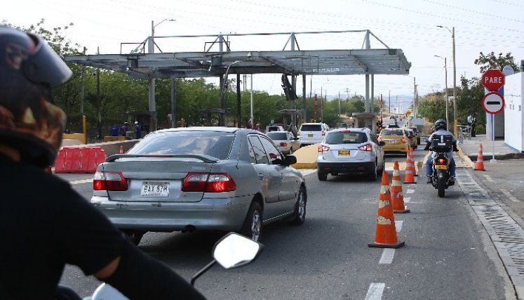 A la fecha, el peaje continúa sin tener sus cuatro carriles abiertos./ Foto: Stefany Peñaloza. / La Opinión. 