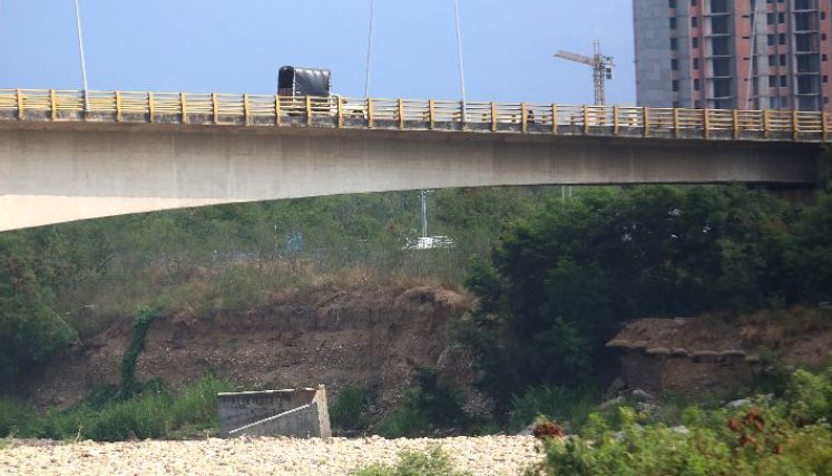 La situación ocurre en el estribo derecho que une al barrio Prados del Este. / Foto: Carlos Ramírez.