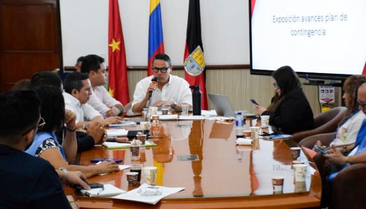 El alcalde Jorge Acevedo preside una reunión de seguimiento de la entrega de ayudas/Foto Cortesía