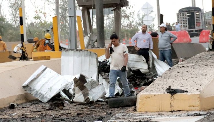 La infraestructura del peaje quedó completamente destruida tras el atentado.