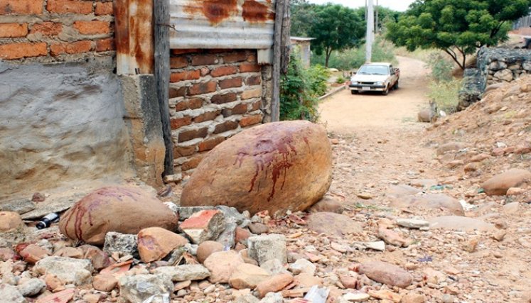 La víctima, al parecer, intentó huir luego de ser herido, pero cayó pocos metros más adelante y falleció.