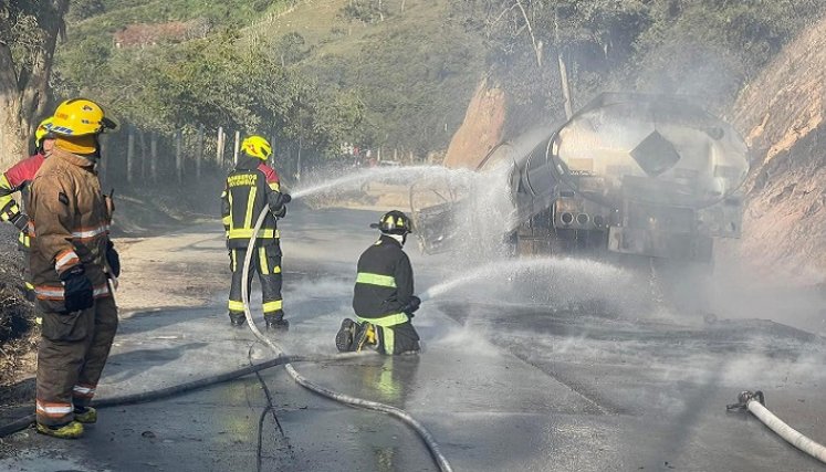 El Cuerpo de Bomberos de Ocaña se trasladó hasta el lugar para apagar el vehículo, horas después de su asesinato. 