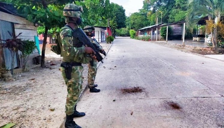 El Ejército aseguró que los explosivos solo causaron daños materiales, ningún uniformado ni civil resultaron heridos.