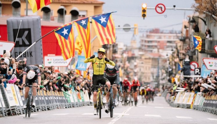 El británico Mattheu Brennan (Visma) de 19 años fue el  ganador de la primera fracción.