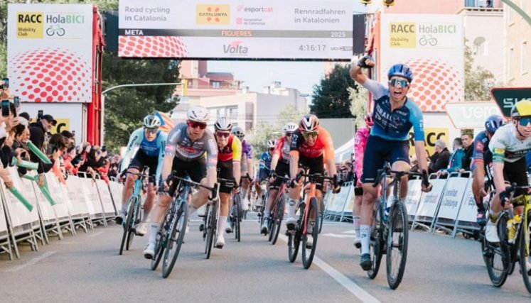 Ethan Vernon, fue el corredor del día en la Vuelta.