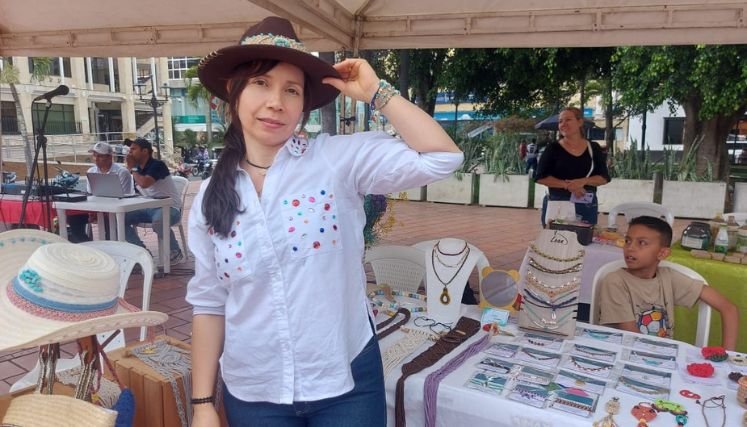 En Ocaña se apoya a los artesanos para mantener vivas las tradiciones de tejer los sombreros de lata.