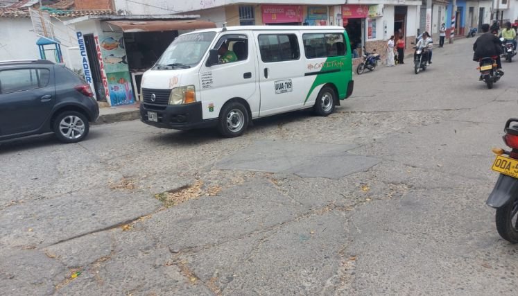 Moradores del sur de la ciudad reclaman el arreglo de las redes hidrosanitarias y la reposición de pavimentos.