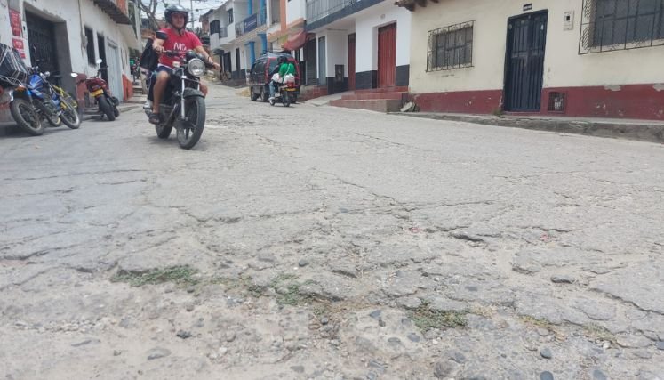 Moradores del sur de la ciudad reclaman el arreglo de las redes hidrosanitarias y la reposición de pavimentos.