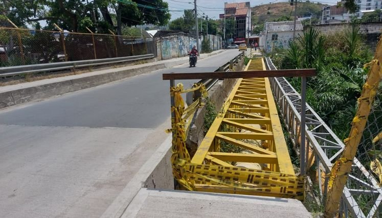 Es imperioso el arreglo de la estructura metálica para facilitar la movilidad por el anillo vial.