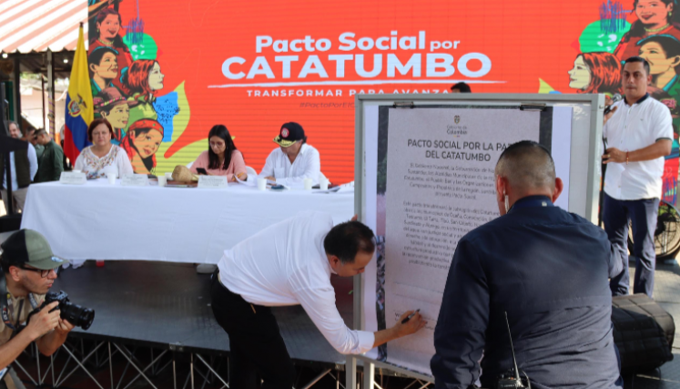 Momento de la firma del pacto por parte del gobernador William Villamizar.