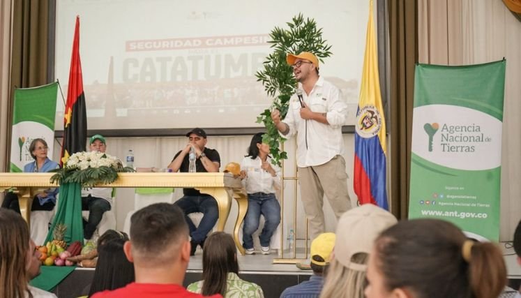 La Agencia Nacional de Tierras entrega títulos a las víctimas de la zona del Catatumbo.