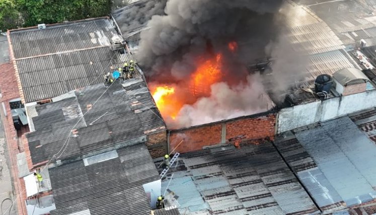 El cuerpo de bomberos atendió un incendio en el barrio San Miguel