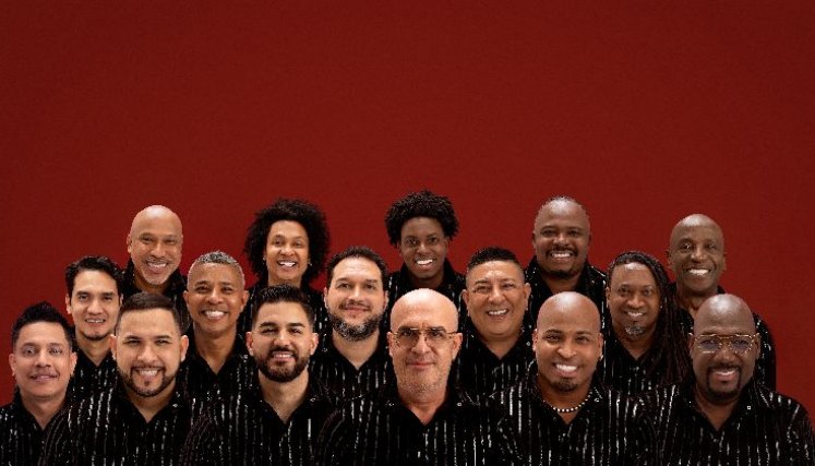 El grupo de salsa presenta un álbum que reimagina sus grandes éxitos y anuncia una gira mundial en su aniversario 45.