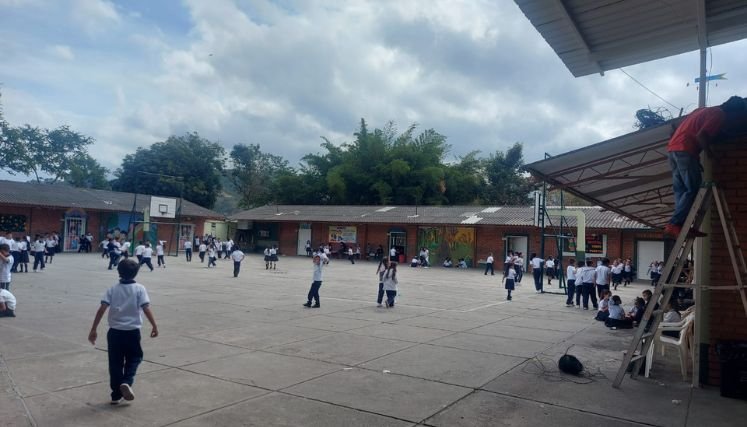 La comunidad educativa de la Escuela Argelino Durán Quintero exige medidas urgentes para brindar seguridad.