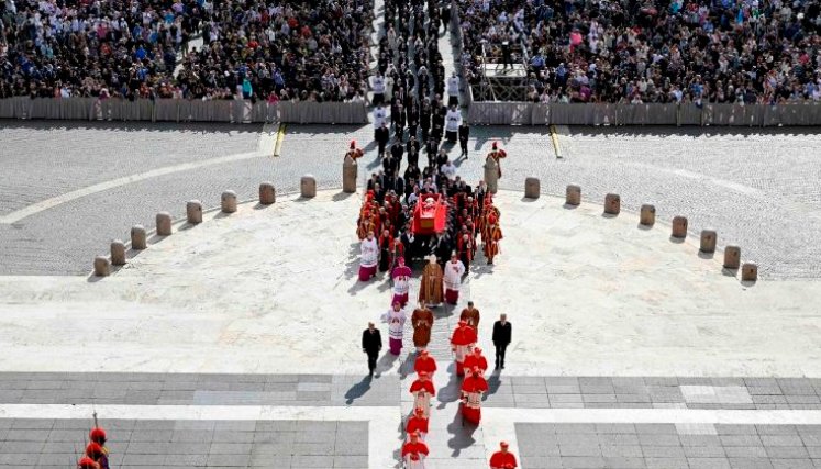 Fieles le dan su último adiós al papa Francisco. Foto: Vatican Media