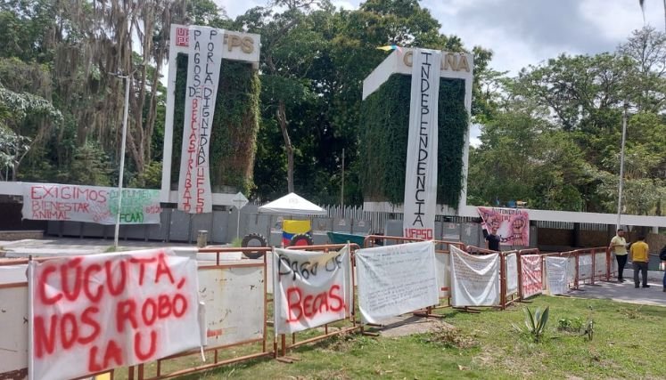 Parálisis total existe en la universidad Francisco de Paula Santander, seccional Ocaña debido al inconformismo de la comunidad estudiantil.